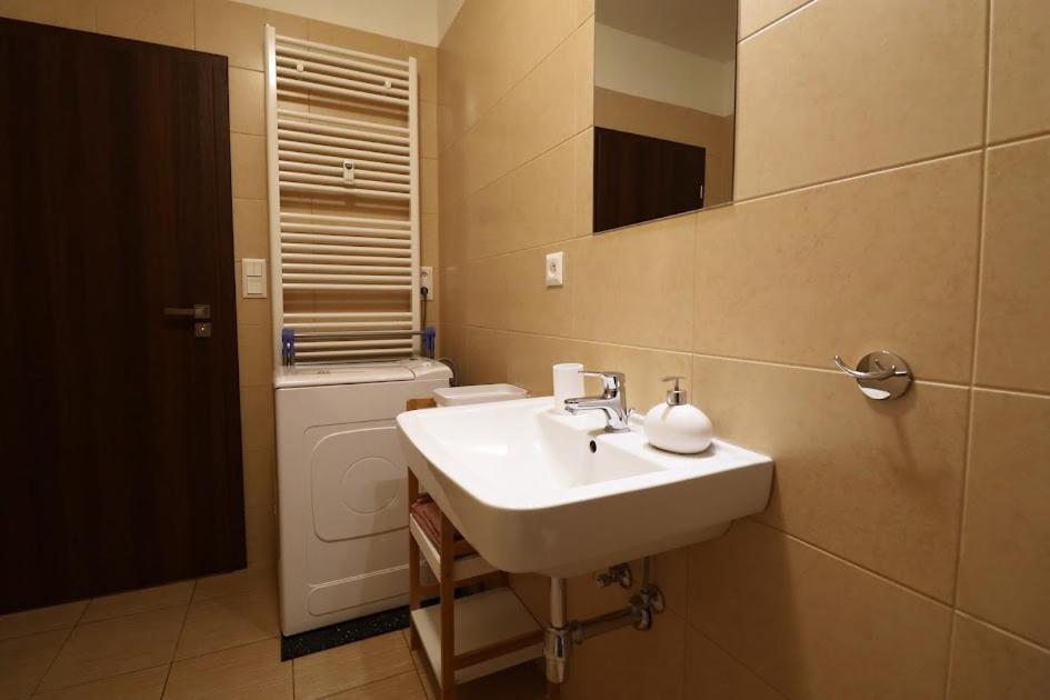 Cosy Studio, 15Min To Old Centre, Self-Check In, Free Wifi, Welcome Drink! Prague Exterior photo